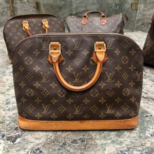 Louis Vuitton alma pm - Louis Vuitton  Alma pm Datecode:BA0935 (1995) Skick: Ren insida  Metall detaljer i bra skick  Fläckig undersida(se bilder) Dragkedja fungerar Generellt bra skick!