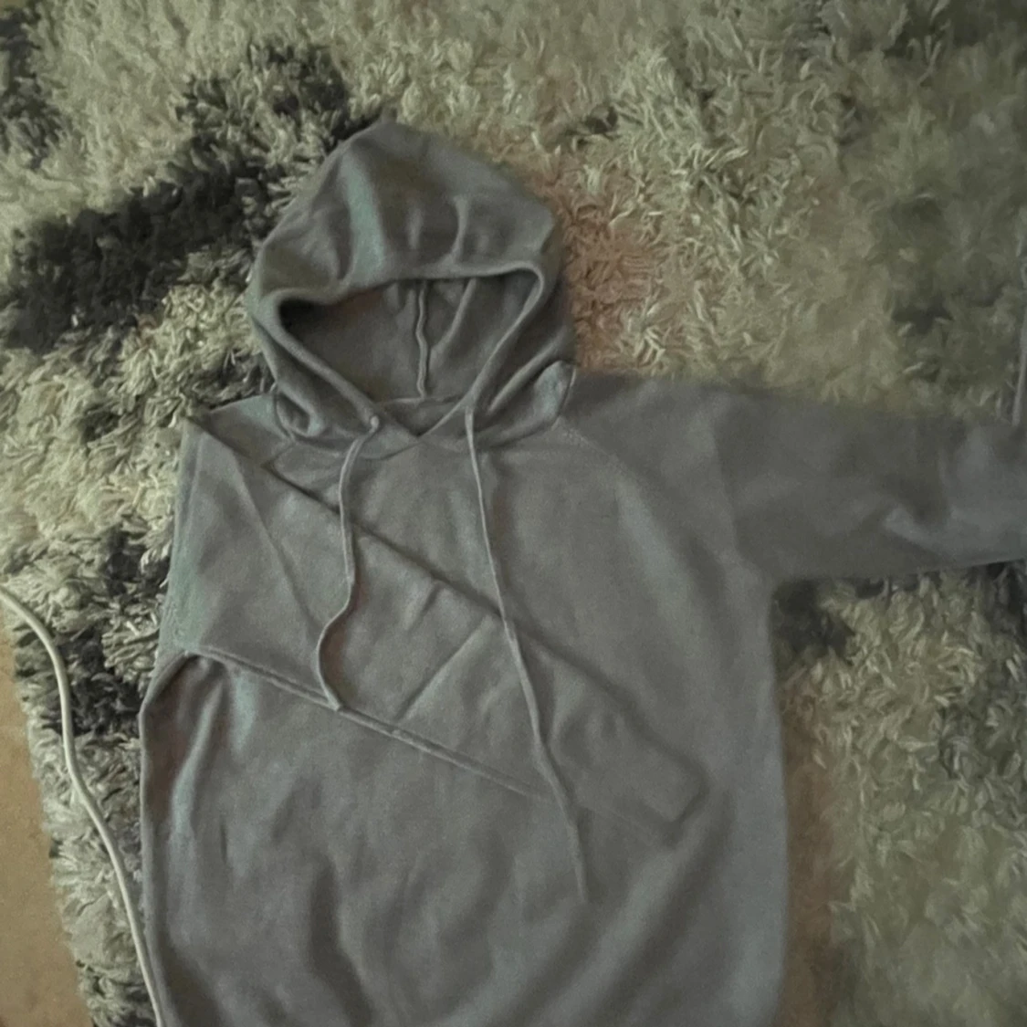 Grå hoodie med huva och snörning