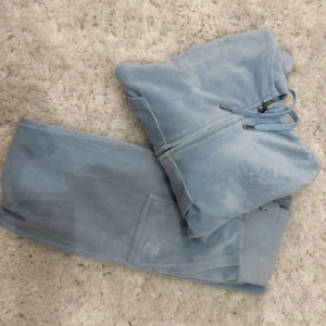 Juicy Couture set - Ljusblått Juicy set i en såååå drömmig färg! Se andra bild för missfärgning längst nere vid hälen🩵🩵