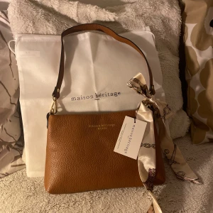 Maison Héritage Sally handbag with scarf - https://www.vinted.fi/items/7300147981-maison-heritage-sally-handbag-with-scarf