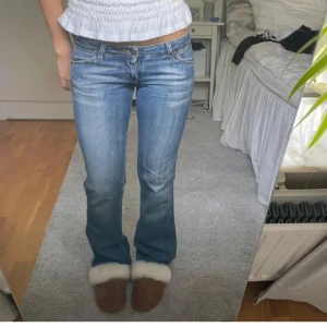 Blå bootcut jeans låg midja - Snygga blå bootcut lågmidjade jeans. Köpte för ett tag sedan men passade inte riktigt så säljer vidare! Inga hål men lite slitna längst ner vid fållen.