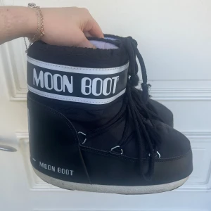 Svarta Moon Boots - Klassiska svarta Moon boots. Endast använda en vinter. Trippelstorlek 36-38. Supersköna och varma nu till vintern😊