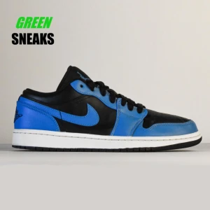 Air Jordan 1 low - Blå/Svart - Ett par stilrena svart-blåa Air Jordan 1 Lows. Dessa perfekta Jordans är restaurerade för att upplevas som nya!  Nypris: 1900:-  OBS: Bilderna är tagna av oss (Green Sneaks). Det är exakt detta par du får i detta skick