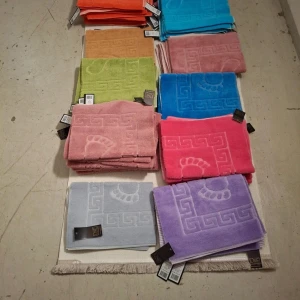 Badrumsmatta storlek 50x70 gummerad baksida helt ny oanvänd  - Badrumsmatta storlek 50x70 gummerad baksida helt ny oanvänd 