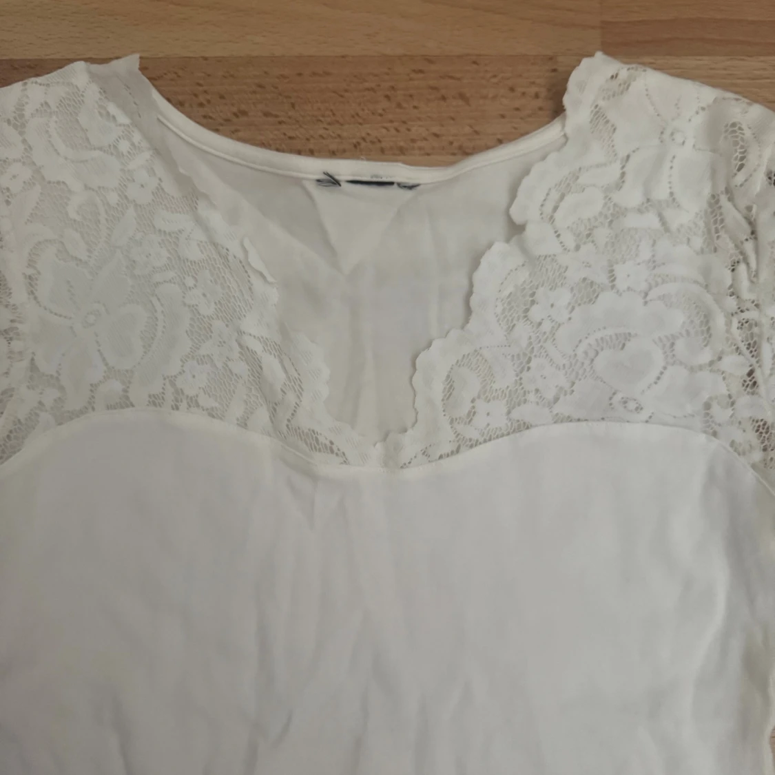 Vit spetsblus med lång ärm - 2