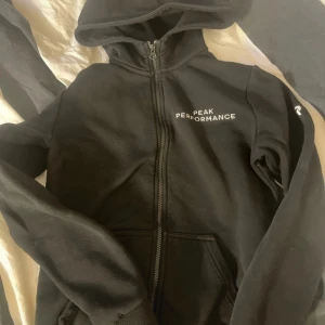 svart peak kofta - säljer den pgr av att den inte kommer till användning