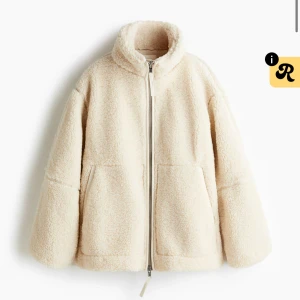 Ljusbeige teddyjacka från H&M - Ljusbeige teddyjacka från H&M. Prislappen är kvar, aldrig använd!! Storlek M