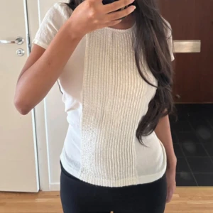 Beige blus  - Säljer en jätte gullig  blus från Zara Woman med korta ärmar och rund halsringning. Framsidan har ett snyggt ribbat parti som ger en cool struktur. Blusen har dragkedja i ryggen och är gjord i ett tunt, lätt material som känns lyxigt och luftigt.