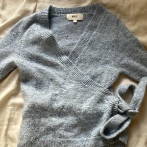 Ljusblå omlottkofta från Gina Tricot - Supermysig ljusblå omlottkofta från Gina Tricot. Nästan aldrig använd och är perfekt nu för kyligare dagar 💞