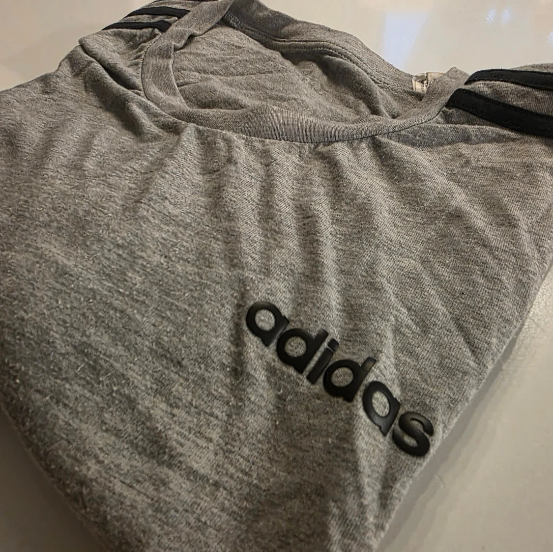 Grå Adidas t-shirt med svarta ränder - 2