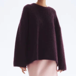 Stickad mohair tröja HM - Sparsamt använd, så mycket fint skick! Storlek S. I en fin mörkröd-lila färg perfekt nu till höst och vinter. ❤️