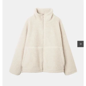 Teddy jacka  - Säljer denna super mysiga beigea teddyjacka från Carina Wester! Jackan har en superfin passform och  fickor framtill. Superbekväm och trendig! ❣️❣️Stolek Xs men skulle säga att den också passar för någon som har S! SUPER BRA SKICK! Lägg prisförslag om du vill köpa!