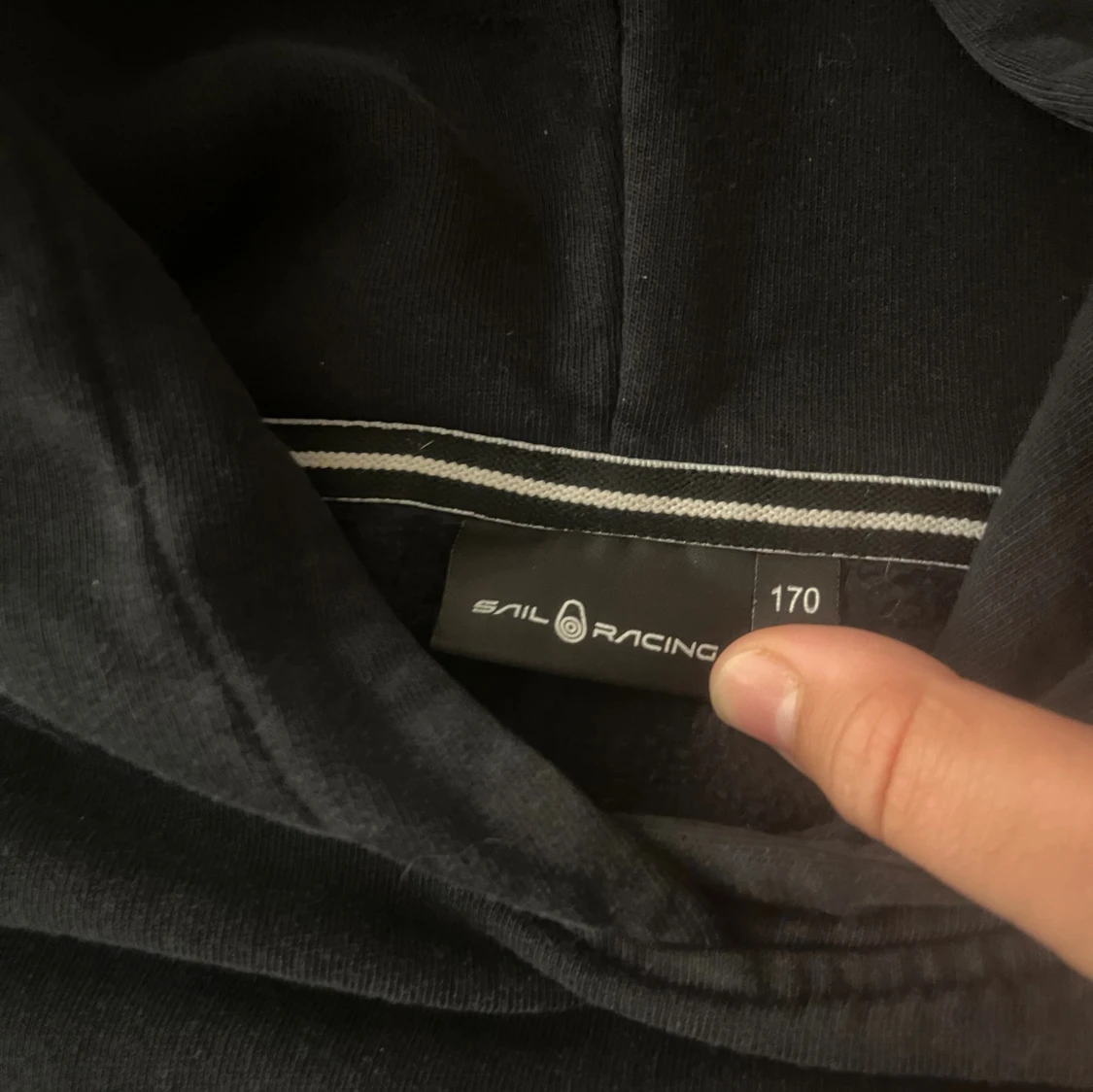 Svart hoodie från Sail Racing - 2