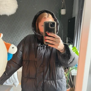 Svart pufferjacka från H&M - Svart vinterjacka, köpte på Vinted men den var för stor, därav säljer direkt. Storlek S men stor i storleken så mer M/L   Perfekt för kalla dagar och enkel att styla till olika outfits. Stängs med dragkedja framtill. 