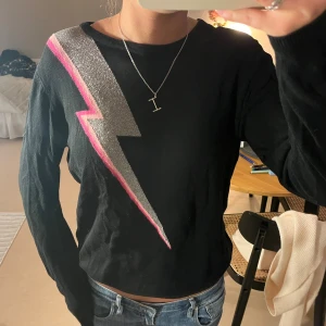 Stickad tröja med cool blixt  - Tröja från Sugarhill i storlek 40 men skulle säga att den passar 34-38 också! Mycket bra skick! Nypris ca 800!