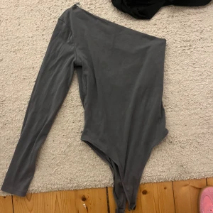 Grå oneshoulder topp från Zara - Skit snugg använd en gång!