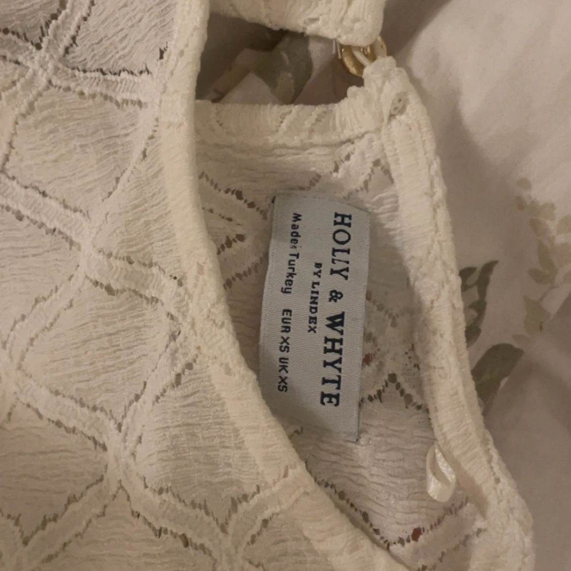 Vit blus med volangärmar och mönster - 4