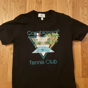 Casablanca T-shirt  - Skit fet Casablanca T-shirt, svår att få tag i. Riktigt nice design och perfekt för dig som vill sticka ut lite.