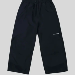 Beyond medals skidbyxor strl L - Obs! Bild för uppmärksamhet, kan skicka bilder vid intresse då jag inte har några för tillfället! Säljer mina beyond medals baggy skid-och snowboardbyxor i storlek L, de är lite trasiga längst ner på ena byxbenet, men inget som stört mig! Använd cirka en halv säsong.