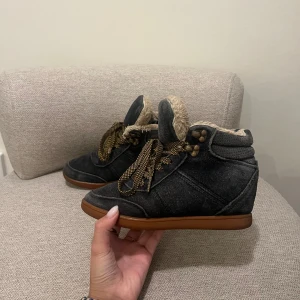 Isabella marant Liknande skor - säljer dessa isabela marant liknade skor med Kilklack i mörkblå jeans färg men coola skosnören. Skorna är fodrade så passar även till vintern Storlek 36. lite ingångna som syns på bilderna💗