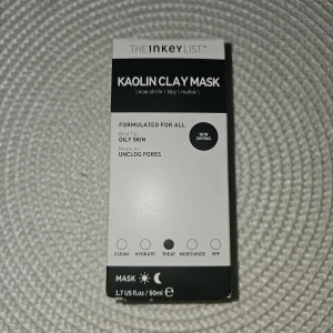 The Inkey List Kaolin Clay Mask 50ml - The Inkey List Kaolin Clay Mask är formulerad bäst för oljig hy. Den hjälper till att rensa porerna. Applicera ett tunt lager på fuktad, rengjord hud. Låt verka i 10 minuter. Skölj av med varmt vatten. 50ml  Ord pris 79kr