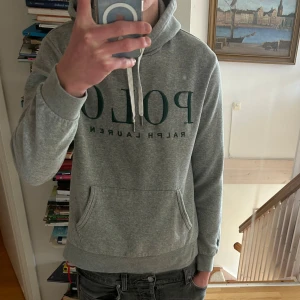 Ralph lauren hoodie - Säljer denna as feta Ralph lauren hoodie, säljes då den var för liten för mig. Storlek M men sitter mer åt S! Sjukt fet hoodie har inte sätt någon lika dan. Lite nopprig.