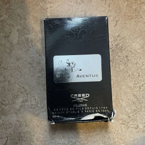 Creed Aventus 120ml Eau de Parfum - Lyxig parfym från Creed, Aventus, 120ml. För dig som vill sticka ut med en ikonisk doft. Tillverkad i Paris. Levereras i originalförpackning.