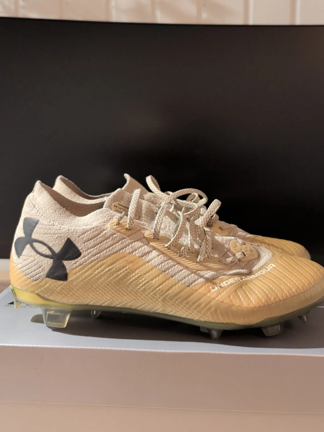 Beige fotbollsskor från Under Armour - 2