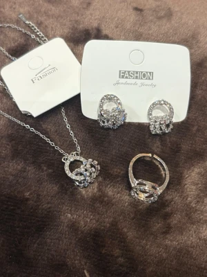 Superfin smyckeset 🌸 - ett smyckeset med halsband, örhängen och ring i silverfärg med glittrande stenar 🩶