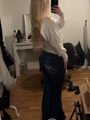Bootcut jeans - Säljer jeans från nelly i storlek 40. Superfina och stretchiga. Har klippt dom så dom är inte i original längd. Jag är typ 159cm. Exakta mått på innerben kan ges om det önskas. Dom sitter finare men har gått ner lite i vikt därmed säljer jag dom 