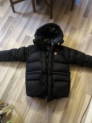 Svart Fjällräven Expedition Down Jacket - Säljer en svart fjällräven jacka i storlek XS - Unisex i väldigt bra skick! Jackan har inga hål eller tydliga märken på användning. DOCK OBS!! Dragkedjan fungerar inte, köpte den helt ny av en annan person som hade tagit sönder kjedjan. Men tänkte fixa den men den var alldeles för stor för mig så säljer vidare den nu. Kardborrebandet på ena ärmen är inte kvar, men är inget jag tycker behövs då de redan sitter tajt i ärmarna. Fler frågor privat då ingen mer text ryms!💓