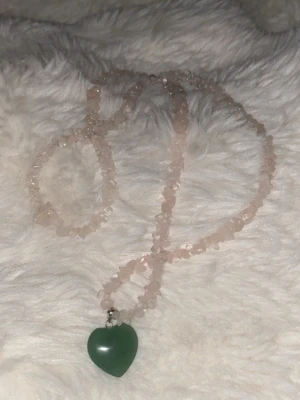 Kristall halsband - Kristall halsband i kristallerna rosenkvarts och grön aventurin!! 22kr frakt + halsbandets pris 68kr = 90kr total pris tar bara swish