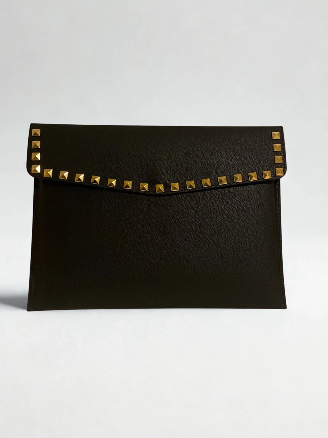 Datorfodral med guld nitar i läder imitation 