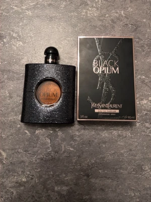 YSL Black Opium Eau de Parfum - Black Opium Eau de Parfum från YSL, 90 ml. En ikonisk parfym med snygg design som sticker ut i samlingen. Perfekt storlek för dig som vill ha en signaturdoft med attityd.