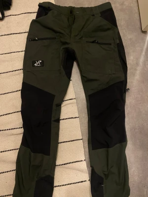 Vandringsbyxor - Vandringsbyxor från revolution race. Aldrig använda pga de passar inte mig. 