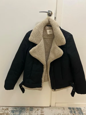 Svart jacka - Jackan är super snygg och i jätte bra skick, passar perfekt till när kallt väder!!
