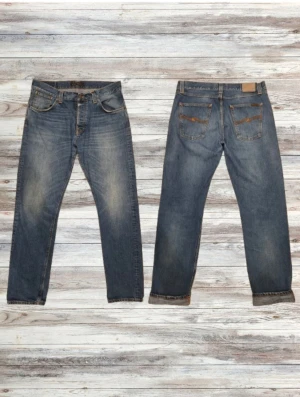 Nudie Jeans - Säljer ett par snygga Jeans från Nudie med Storlek W36/L34. Jeansen har några få defekter,  se sista bild. Men defekterna är inget som märks av när man har på sig jeansen och det är fortfarande riktigt stiliga. Modellen är 183cm, så byxorna passar de runtomkring den längden👍
