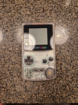 Game Boy Color - Nintendo Game Boy Color som är transparent med tre spel: Pokémon Crystal, Roland Garros 2000 och Barça Total 2000. Konsolen och kassetterna är i väldigt bra skick och allt funkar till 100%