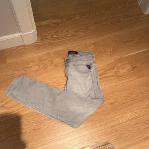 Replay ljusgrå jeans straight fit - Snygga ljusgrå jeans från Replay. Storlek 32/32 men lite krympta i tvätten så är lite mindre. Skick 6/10, lite krympta och som syns på bild 3 så är det en bläck fläck.