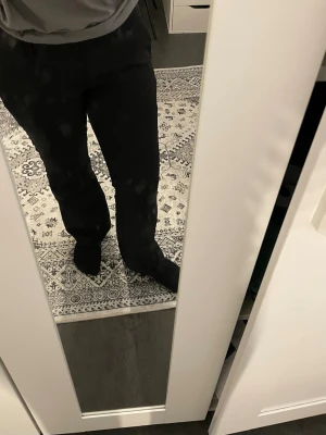 Svarta petite kostymbyxor från Bik Bok - Säljer mina svarta petite bootcut kostymbyxor ifrån Bik Bok i storlek 36❤️