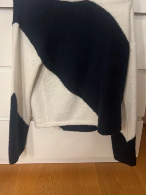 Marinblå och vit stickad tröja Gina Tricot - Säljer en stickad tröja från Gina Tricot i storlek 158/164 men funkar för s och xs med. Tröjan har ett coolt diagonalt mönster i blått och vitt, med långärmade ärmar och mjuk känsla. Perfekt för dig som gillar stilrena kontraster och vill ha något som sticker ut lite extra.