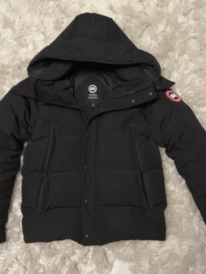 Canada Goose Wyndham - Sparsamt använd, ny skick. Storlek M, passar perfekt på mig som är 178cm.