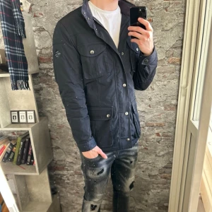 Hackett london Field jacket - Tvär snygg och fodrad för att hålla värmen året om! Mycket fint skick, inga defekter. Storlek M passar dig som är mellan 175-185cm ungefär. Nypris ca 4000kr. Modellen är 185 cm, 79 kg. Passar bra nu till vintern. Skriv för mer information!🤝