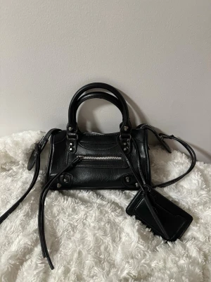 Svart väska - Svart väska som aldrig är använd!