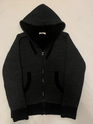 Fodrad cardigan / hoodie - Riktigt fin stickad cardigan med foder, perfekt nu under kallare tider och framåt våren. Fin luva som är spännbar och schysst mönster i stickningen. Bra skick, storlek L,  passar M. Skriv vid minsta intresse, pris går alltid att diskutera vid smidig affär😀