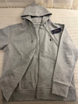Ralph lauren zip hoodie - Ralph lauren zip hoodie grå i storlek m, aldrig använts och är i nytt skick (pris kan diskuteras)