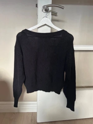Svart stickad tröja Gina Tricot - Superfin tröja!   Har blivit handsydd en gång framtill, se sista bilden. Det är inget man tänker på