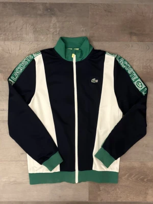 Lacoste zip tröja - Skön Lacoste zip tröja, använd ett par gånger men inga defekter och är som ny. Säljs då storleken ej passar längre. Hör av er vid frågor ☺️