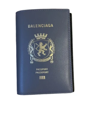 Passport holder - Balenciaga passport holder/ wallet. Har ett happy holidays meddelande från Pierpaolo Piccolo ingraverat. New with box. Nypris 495€