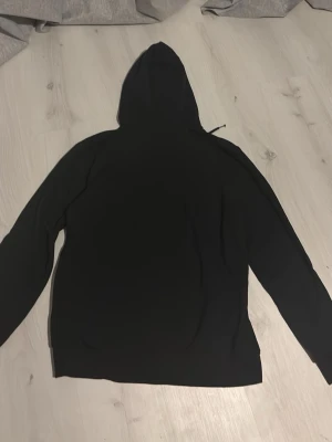 Bling Lucid Zip Hoodie - Säljer denna hoodien då jag inte använder den längre. Den inte använd mycket och är i 8/10 skick
